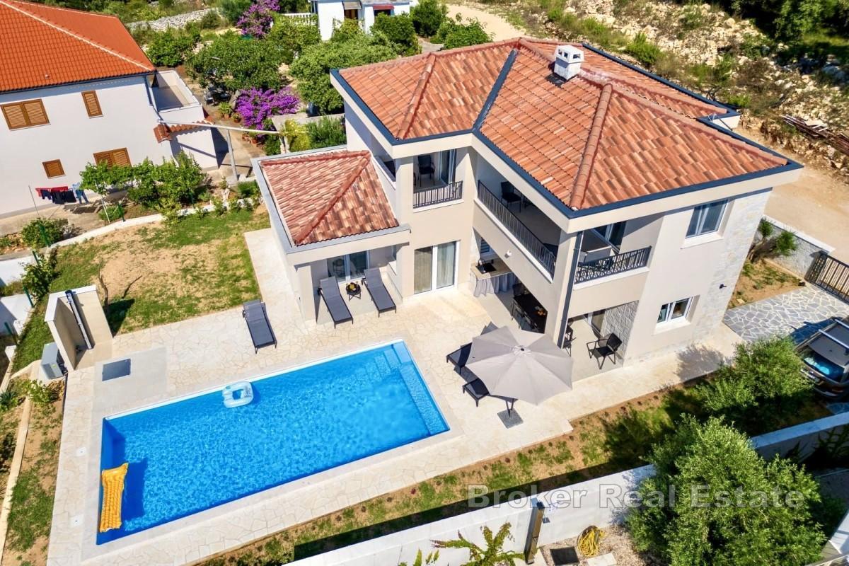 Casa moderna con piscina vicino al mare