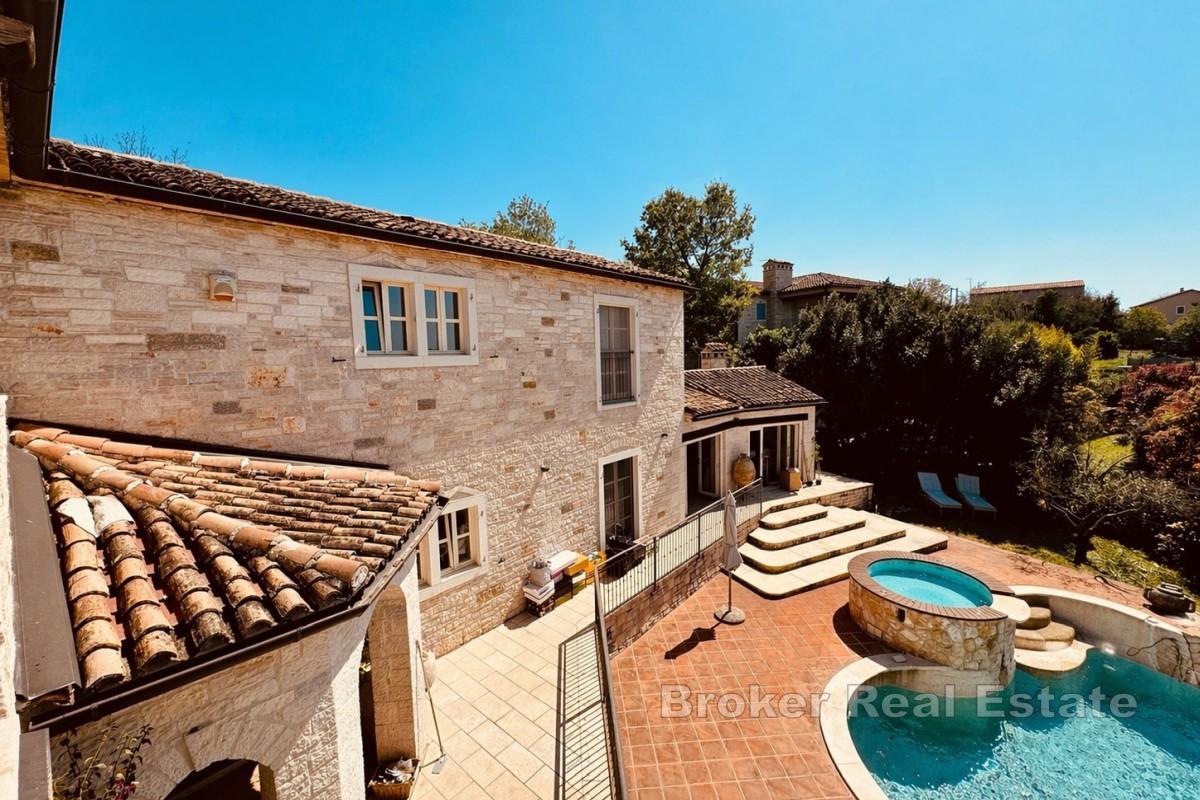 Luxusní kamenná vila s bazénem a velkou zahradou