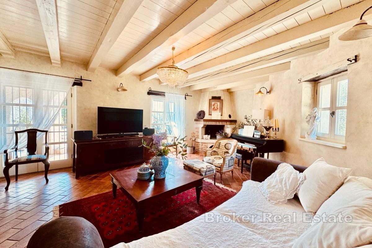Luxusní kamenná vila s bazénem a velkou zahradou