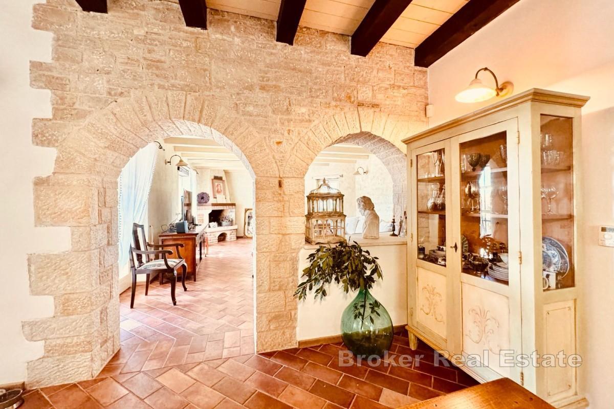 Luxusní kamenná vila s bazénem a velkou zahradou