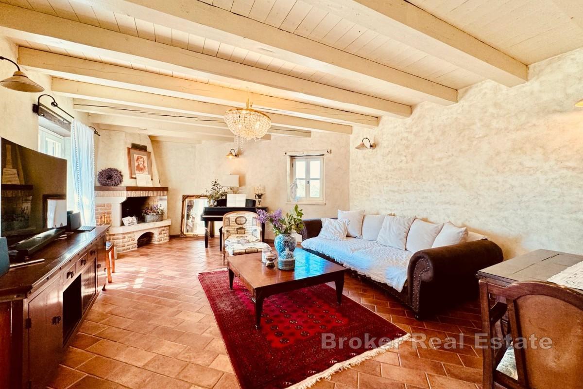 Luksuzna kamena vila s bazenom i velikom okućnicom