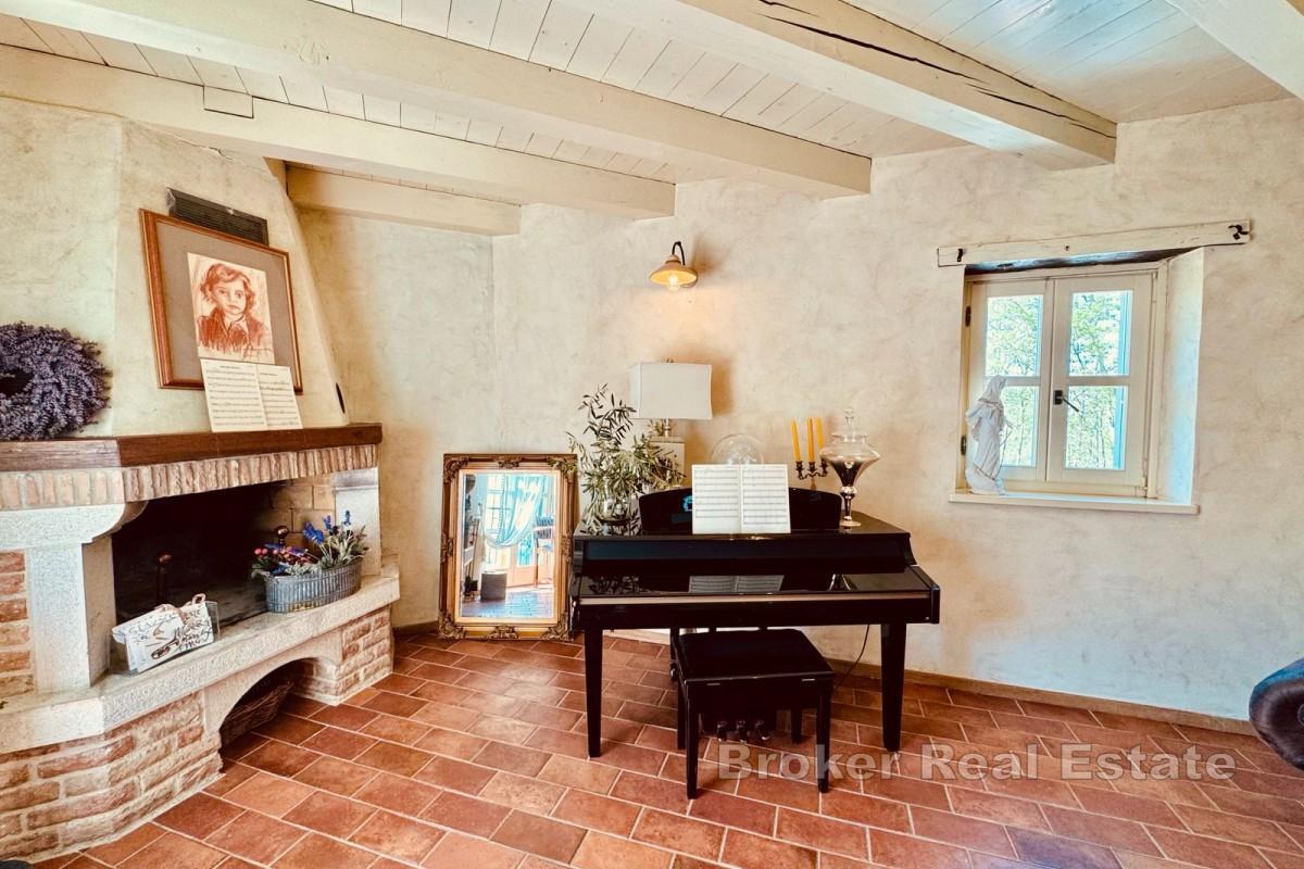 Luksuzna kamena vila s bazenom i velikom okućnicom