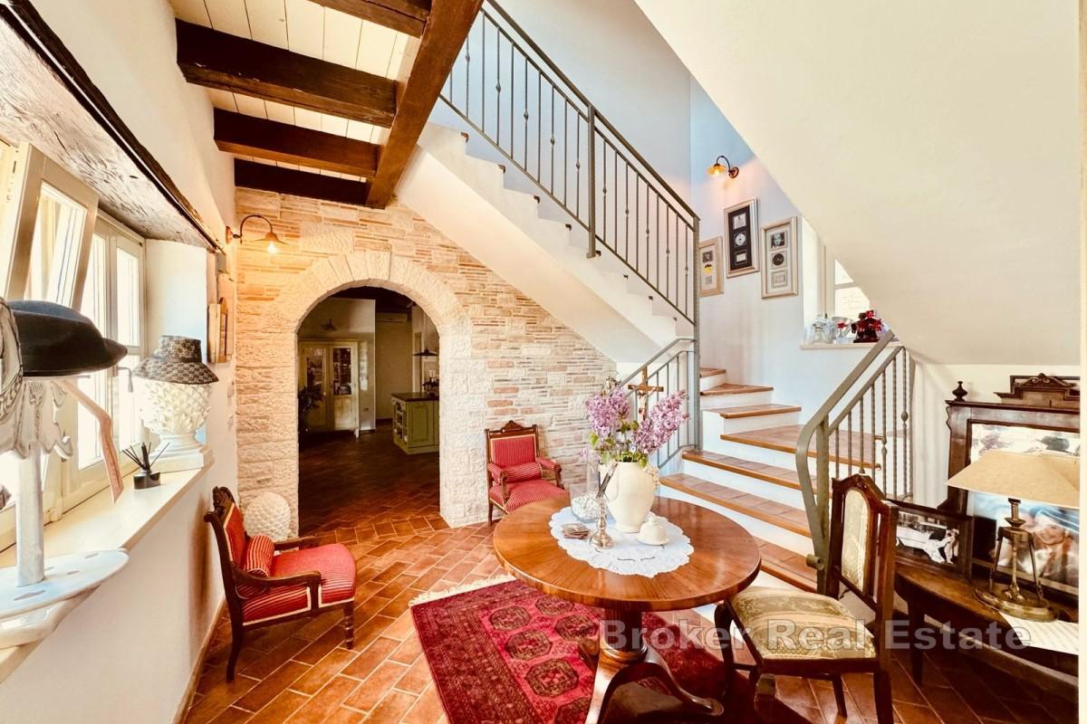 Luksuzna kamena vila s bazenom i velikom okućnicom