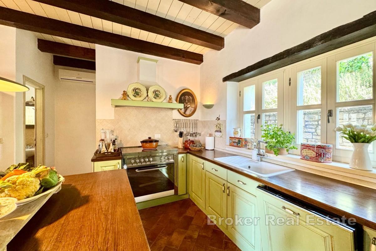 Luksuzna kamena vila s bazenom i velikom okućnicom