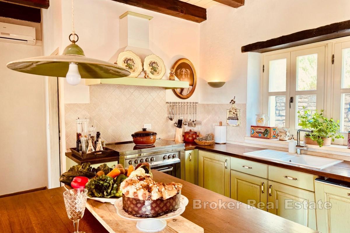 Luksuzna kamena vila s bazenom i velikom okućnicom