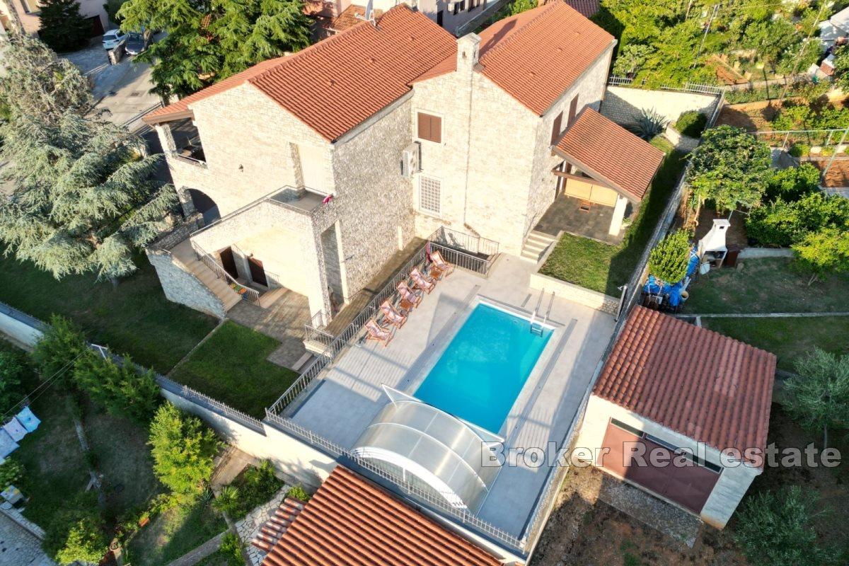 Kamenná vila na klidném místě