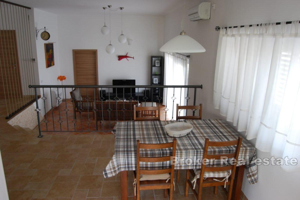 Villa en pierre dans un endroit paisible