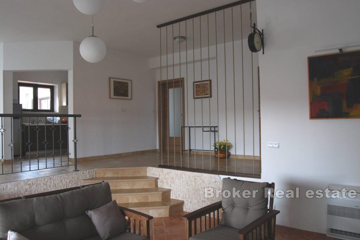 Villa en pierre dans un endroit paisible