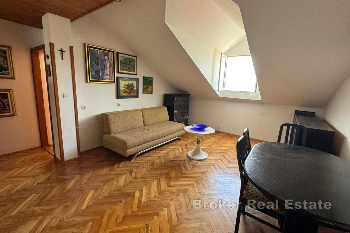 Prostorný byt v klidné lokalitě v Lapadu