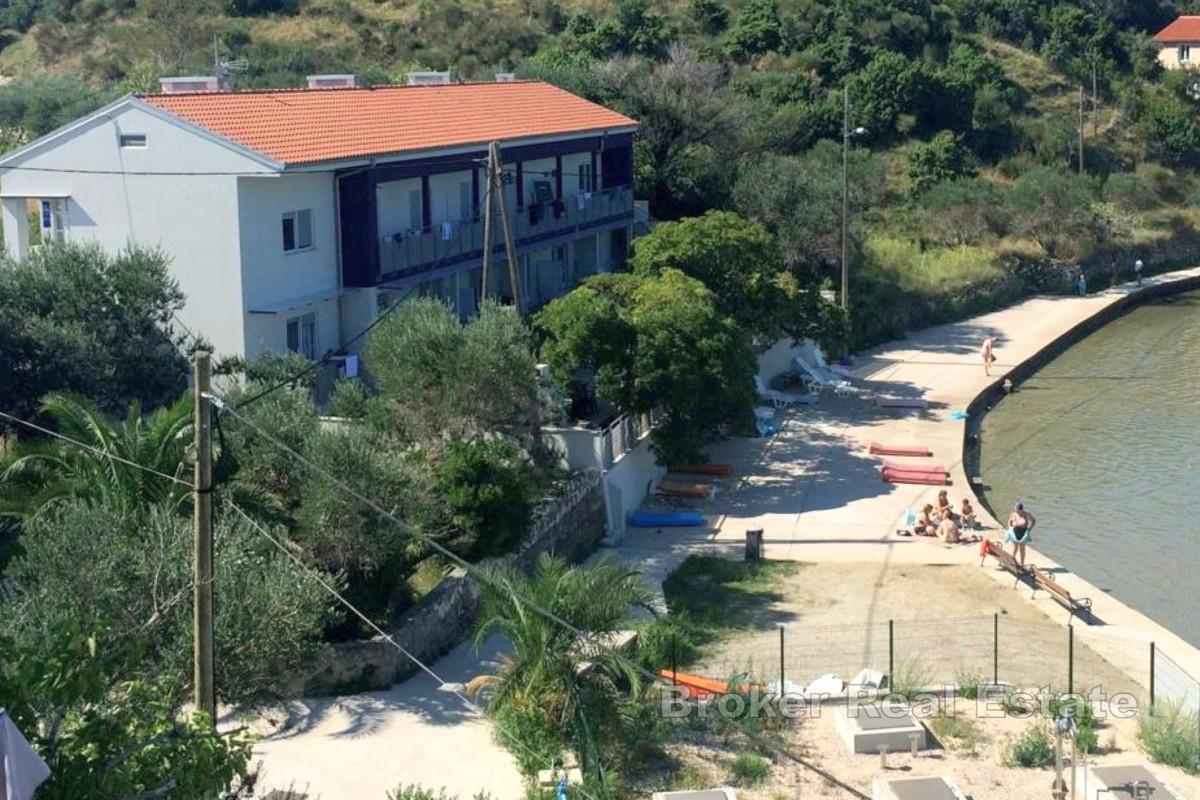 Palazzina in prima fila al mare