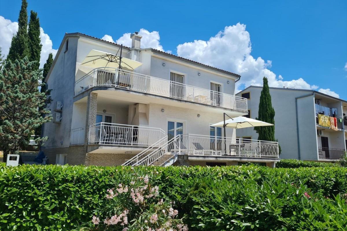 Immeuble avec vue sur la mer