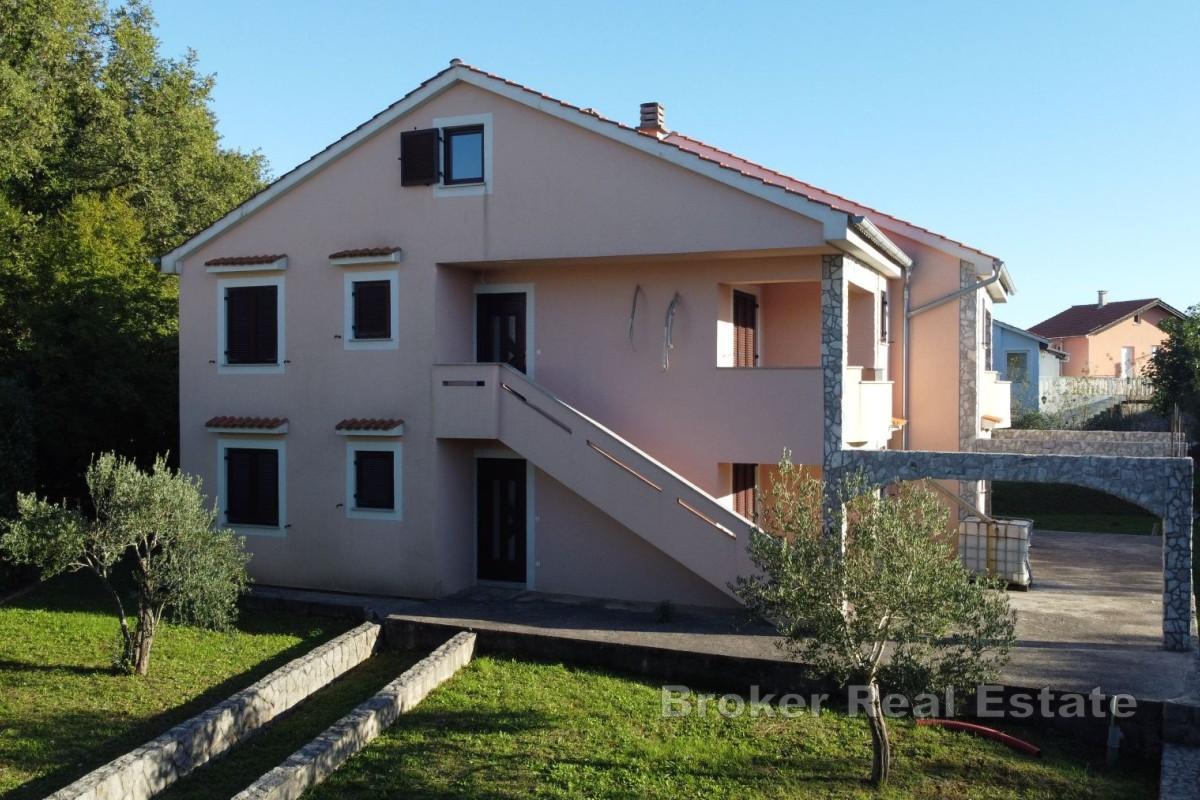 Casa con quattro appartamenti e una mansarda in posizione tranquilla