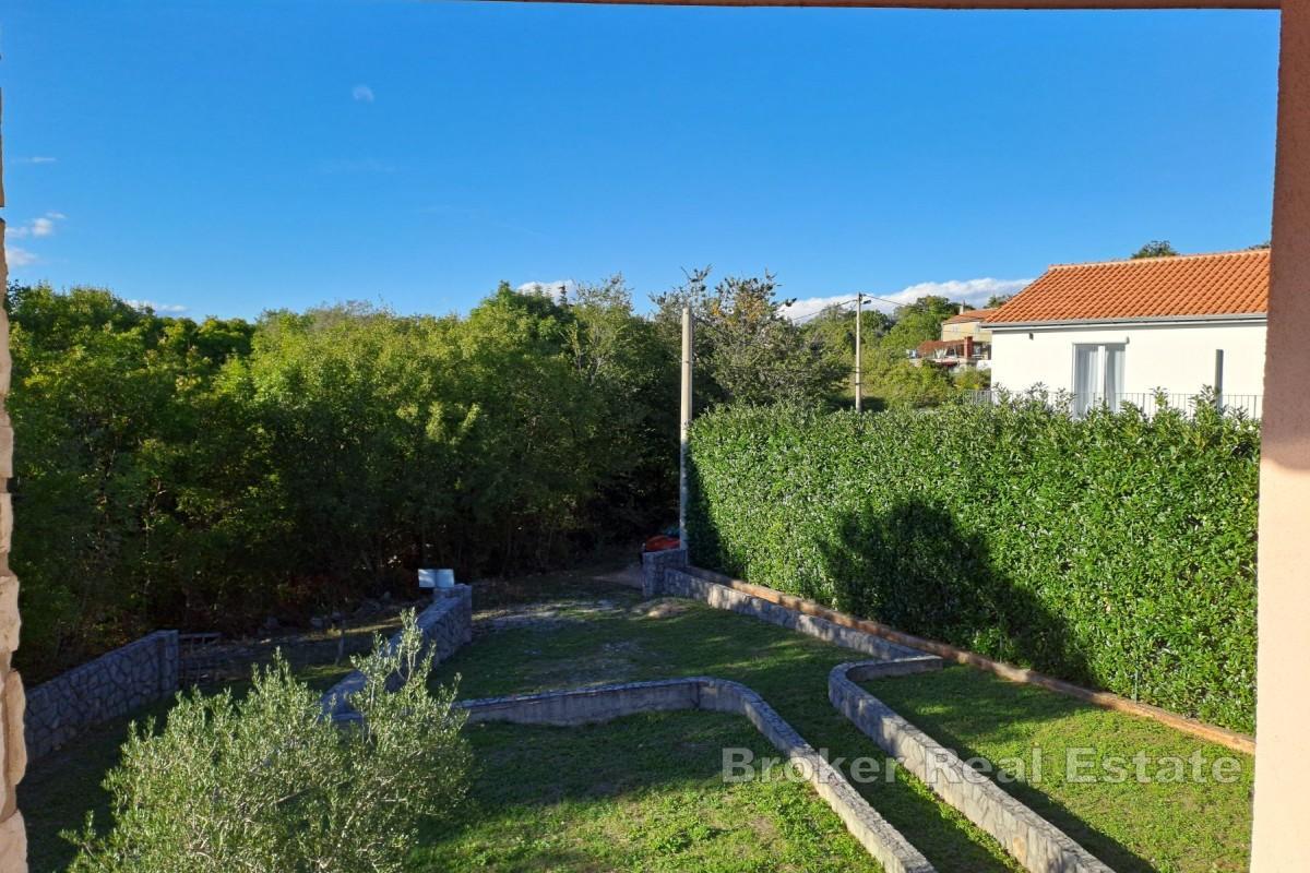 Casa con quattro appartamenti e una mansarda in posizione tranquilla
