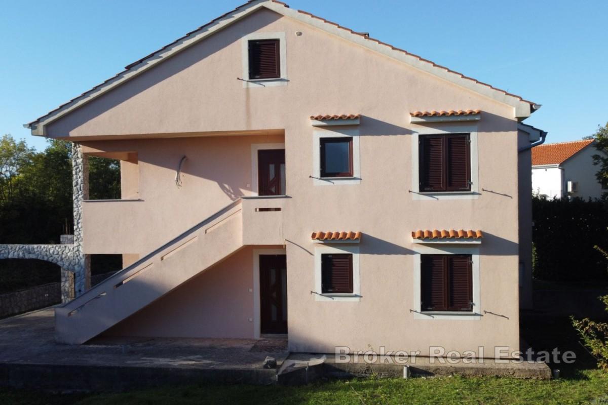 Casa con quattro appartamenti e una mansarda in posizione tranquilla