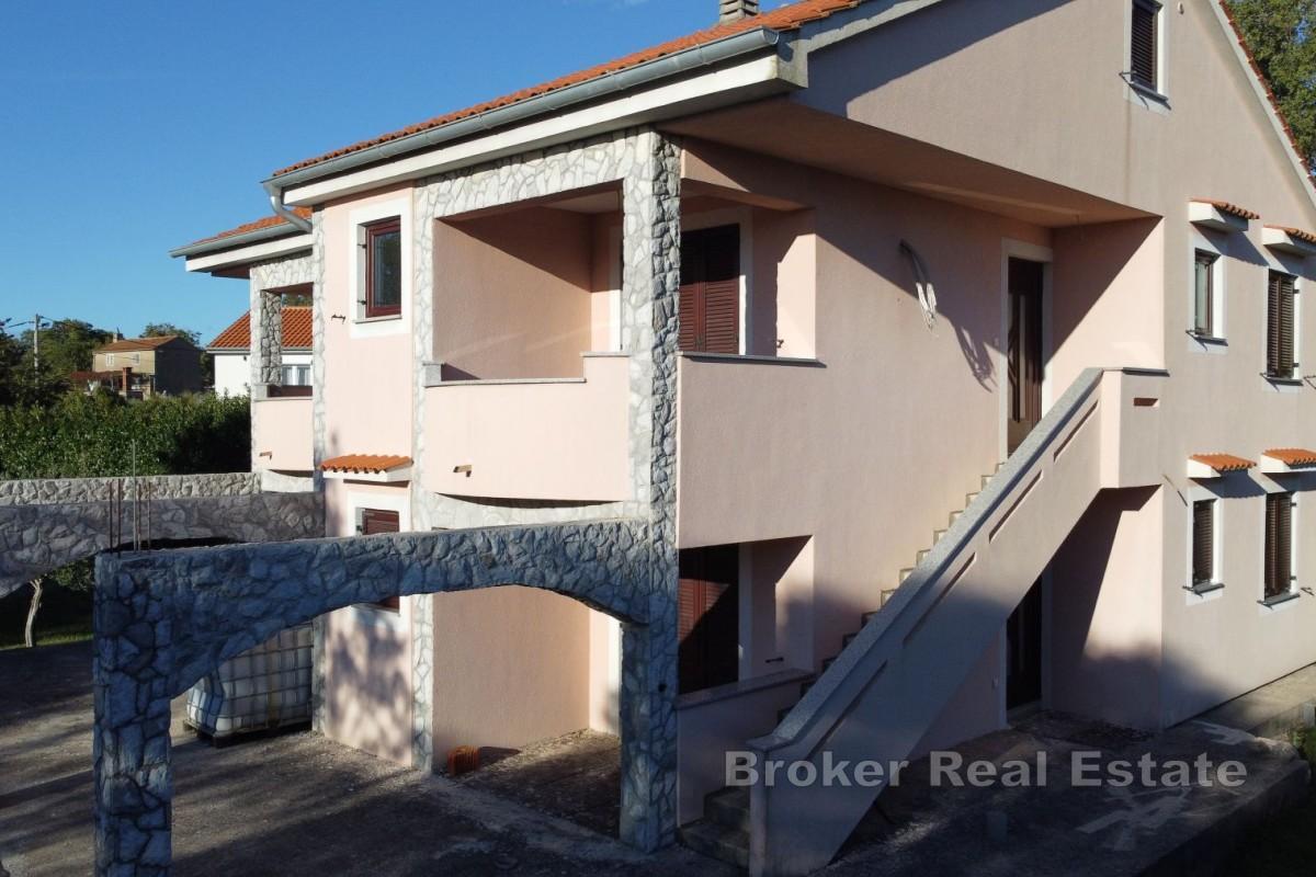 Casa con quattro appartamenti e una mansarda in posizione tranquilla