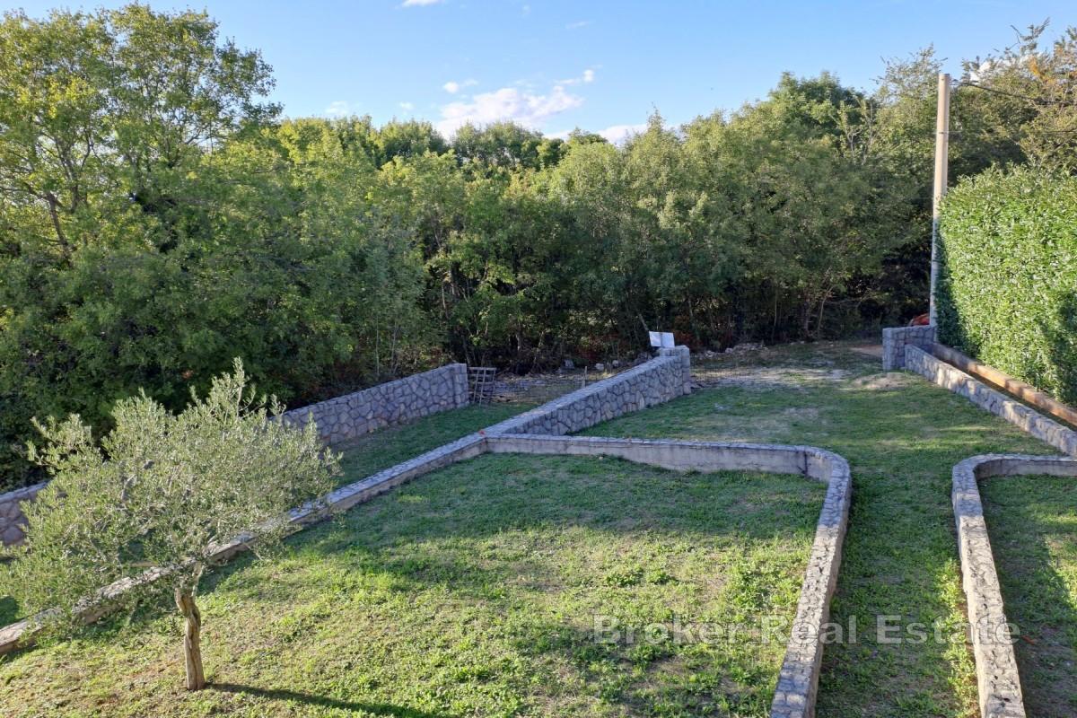 Casa con quattro appartamenti e una mansarda in posizione tranquilla