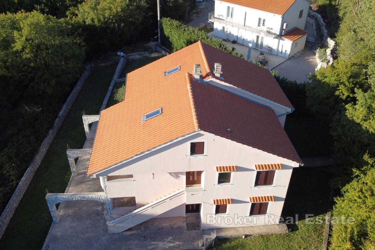 Casa con quattro appartamenti e una mansarda in posizione tranquilla