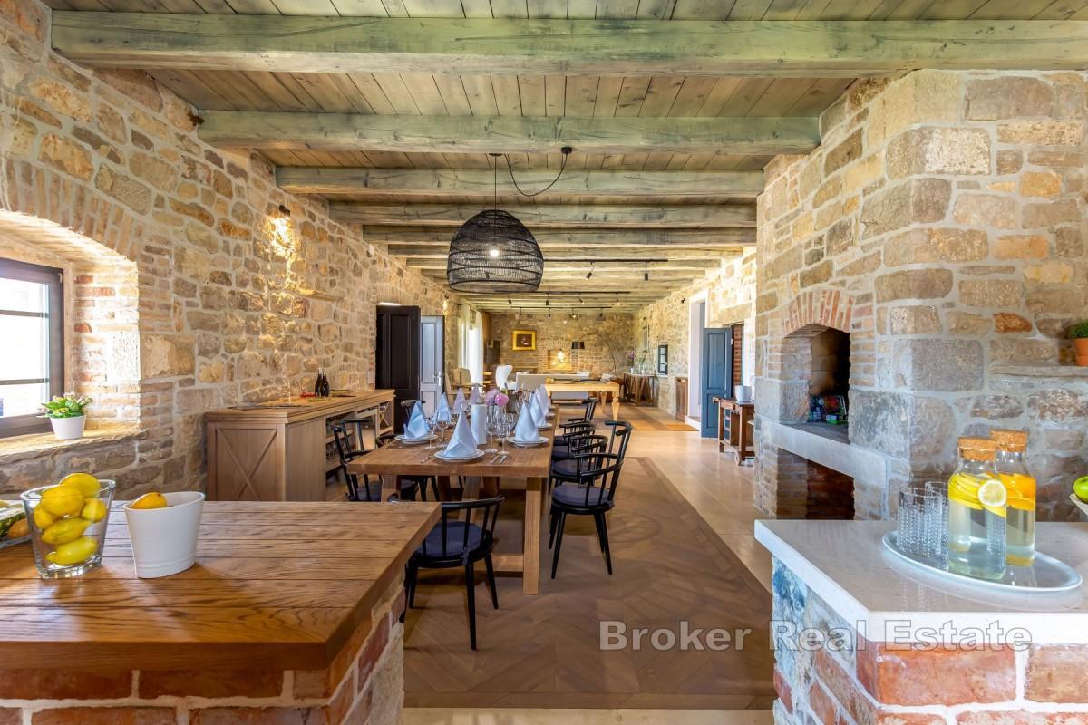 Luxusvilla mit Tennisplatz