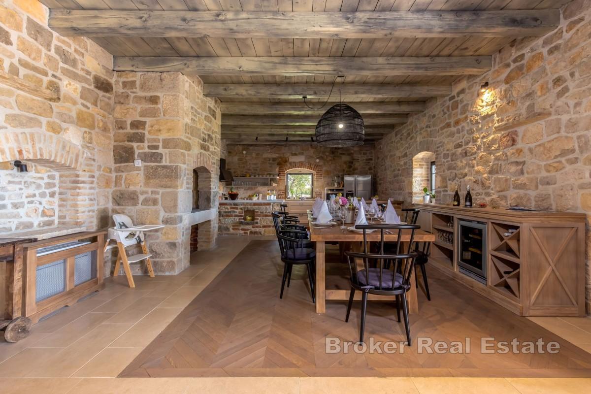 Luxusvilla mit Tennisplatz