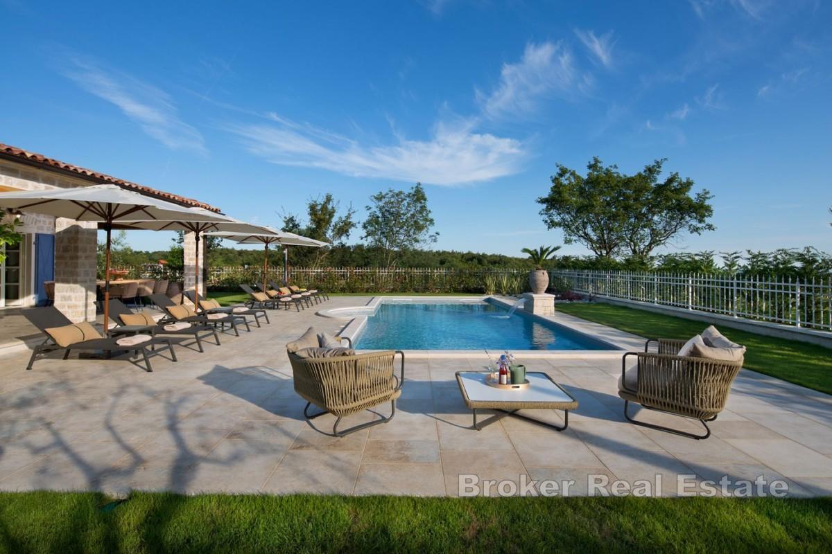 Lyxvilla med pool och gemensamma idrottsplatser