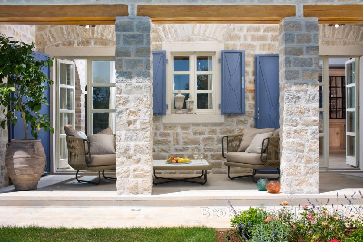 Lyxvilla med pool och gemensamma idrottsplatser