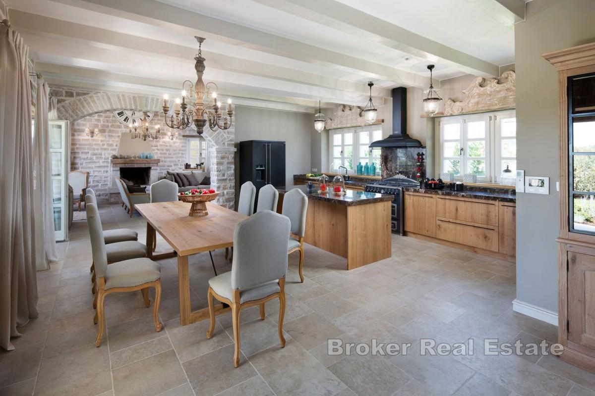 Luksuzna vila s bazenom i zajedničkim sportskim terenima