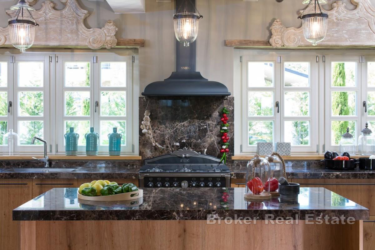 Luksuzna vila s bazenom i zajedničkim sportskim terenima