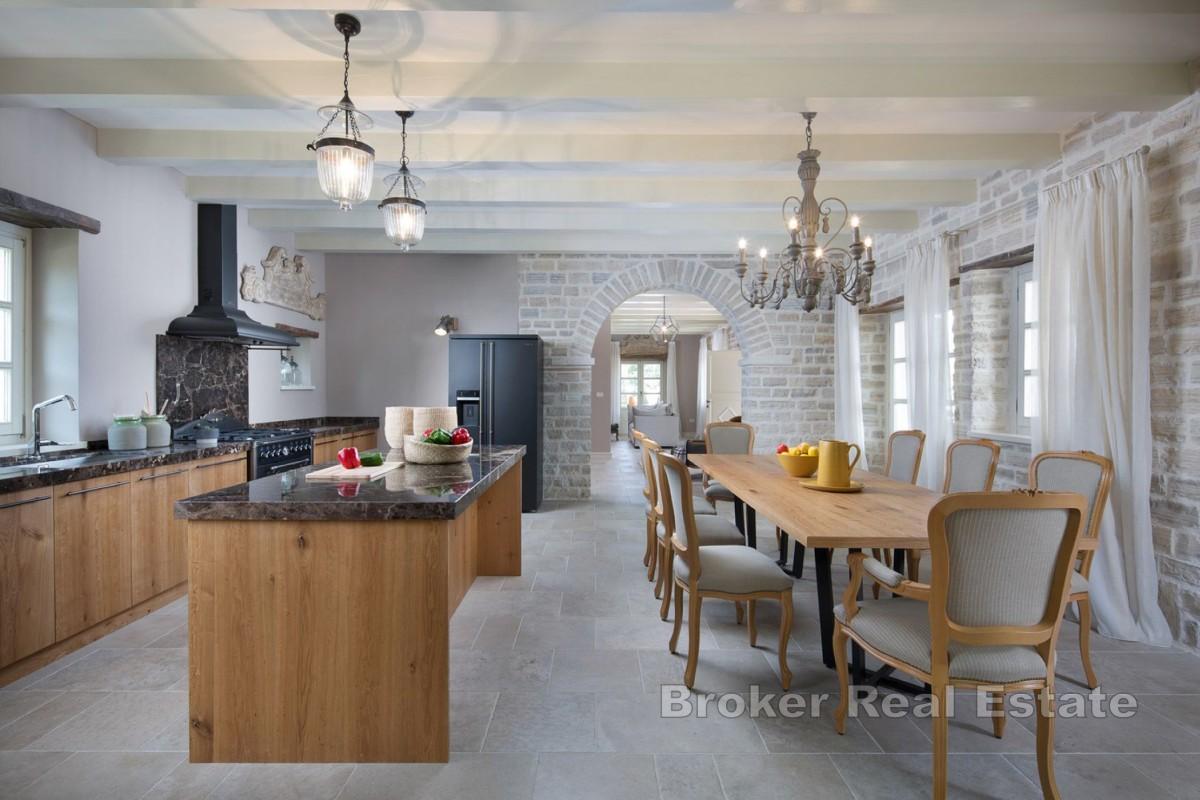 Villa med svømmebasseng og idrettsbaner i hjertet av Istria