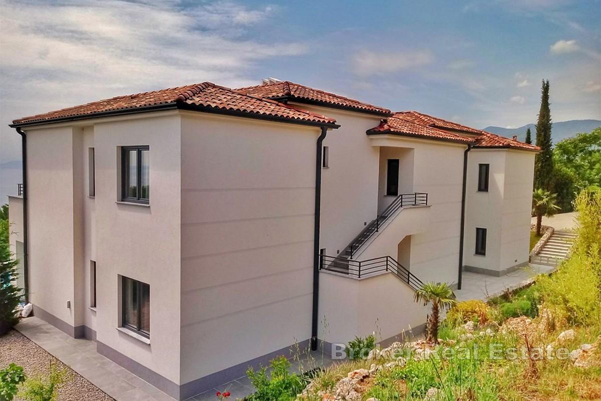 Kuća s dva stana, bazenom i pogledom na more
