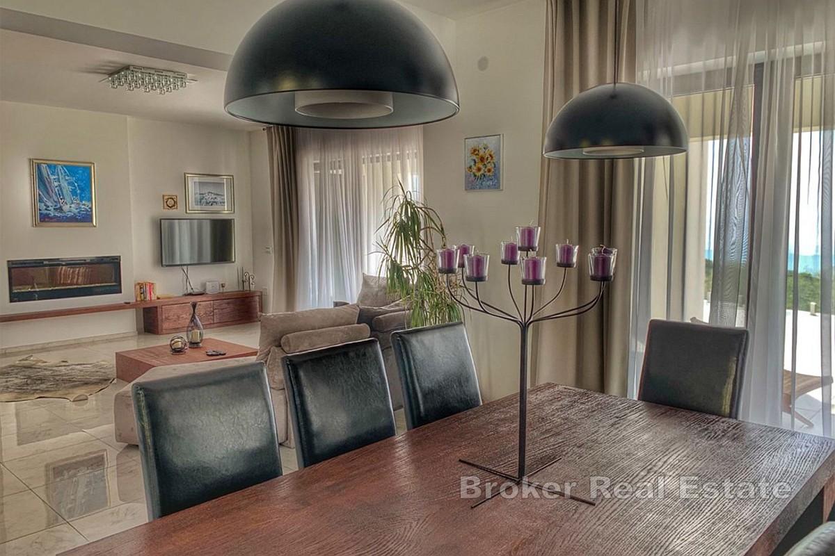 Maison avec deux appartements, piscine et vue mer