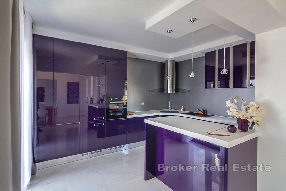 Дом с двумя квартирами, бассейном и видом на море