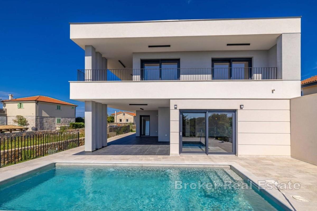 Villa med basseng i fredelige omgivelser