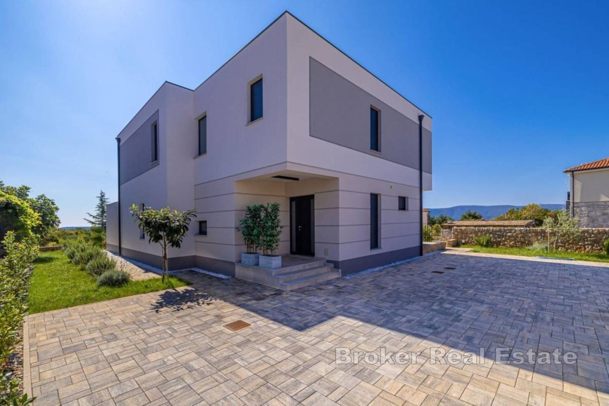 Villa med basseng i fredelige omgivelser
