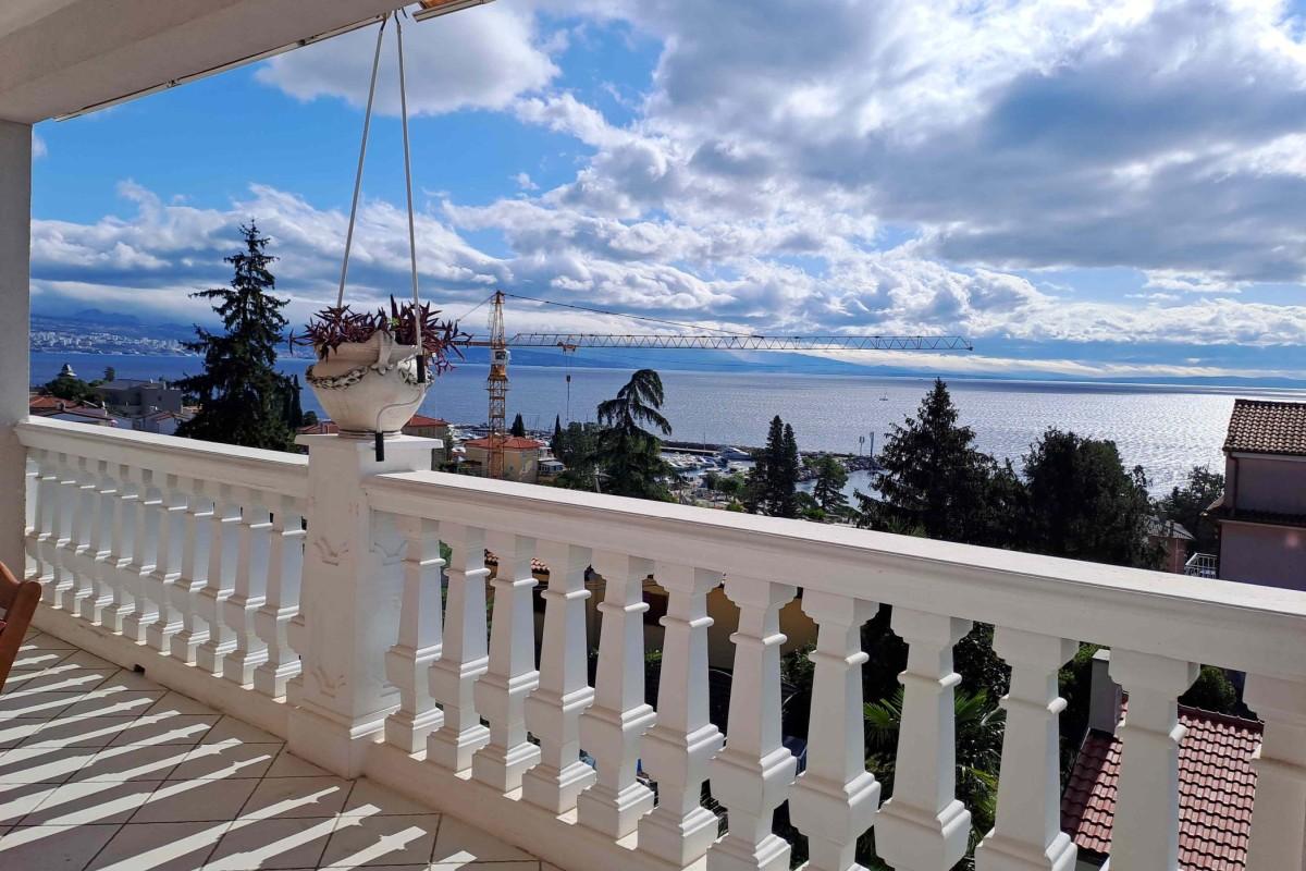 Geräumige Wohnung mit Taverne und Meerblick