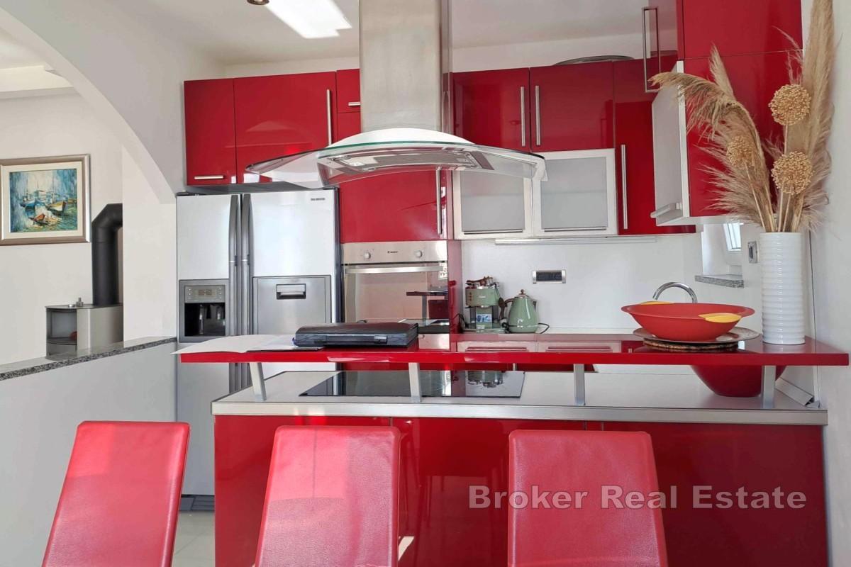 Romslig leilighet med taverna og havutsikt