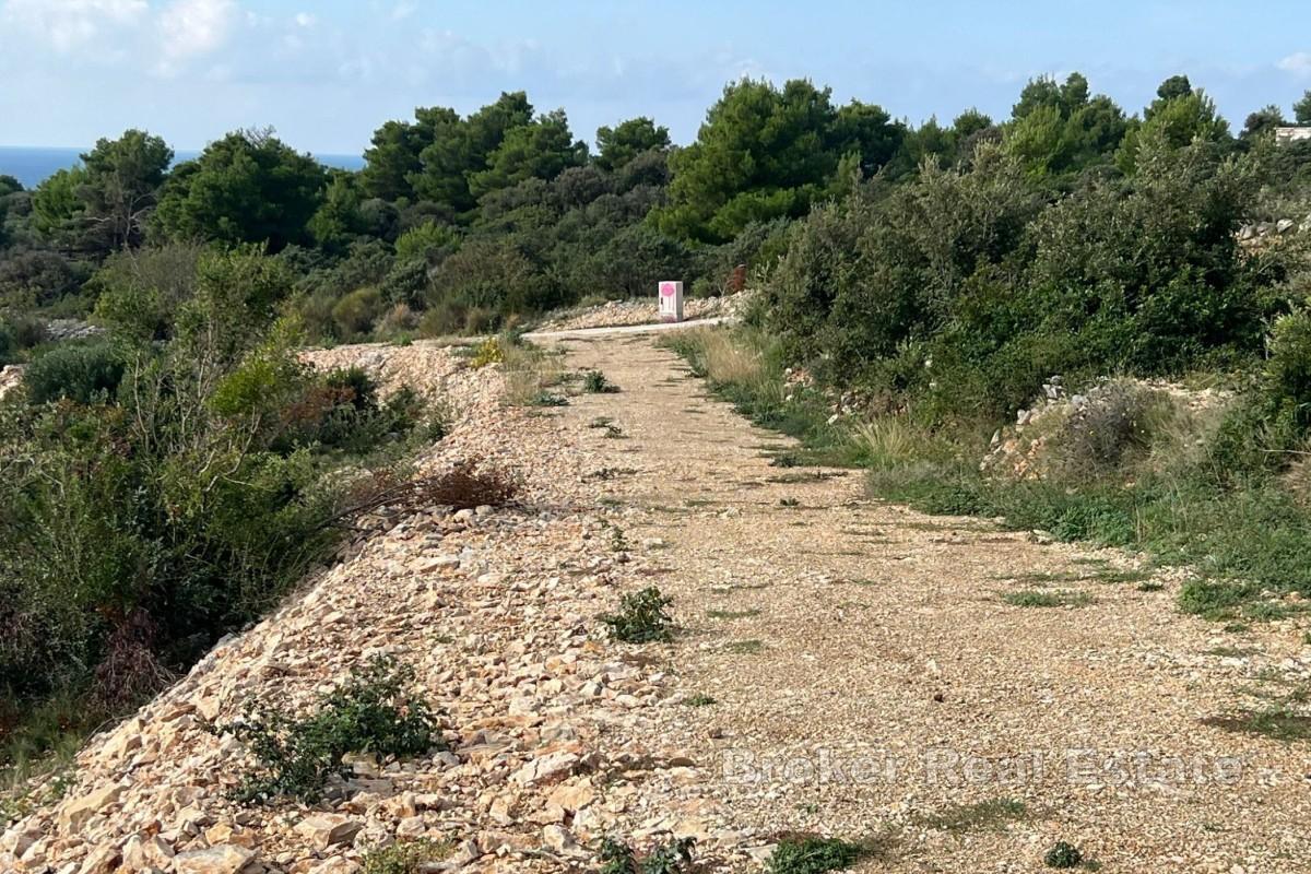 Byggtomt med projekt i första raden mot havet