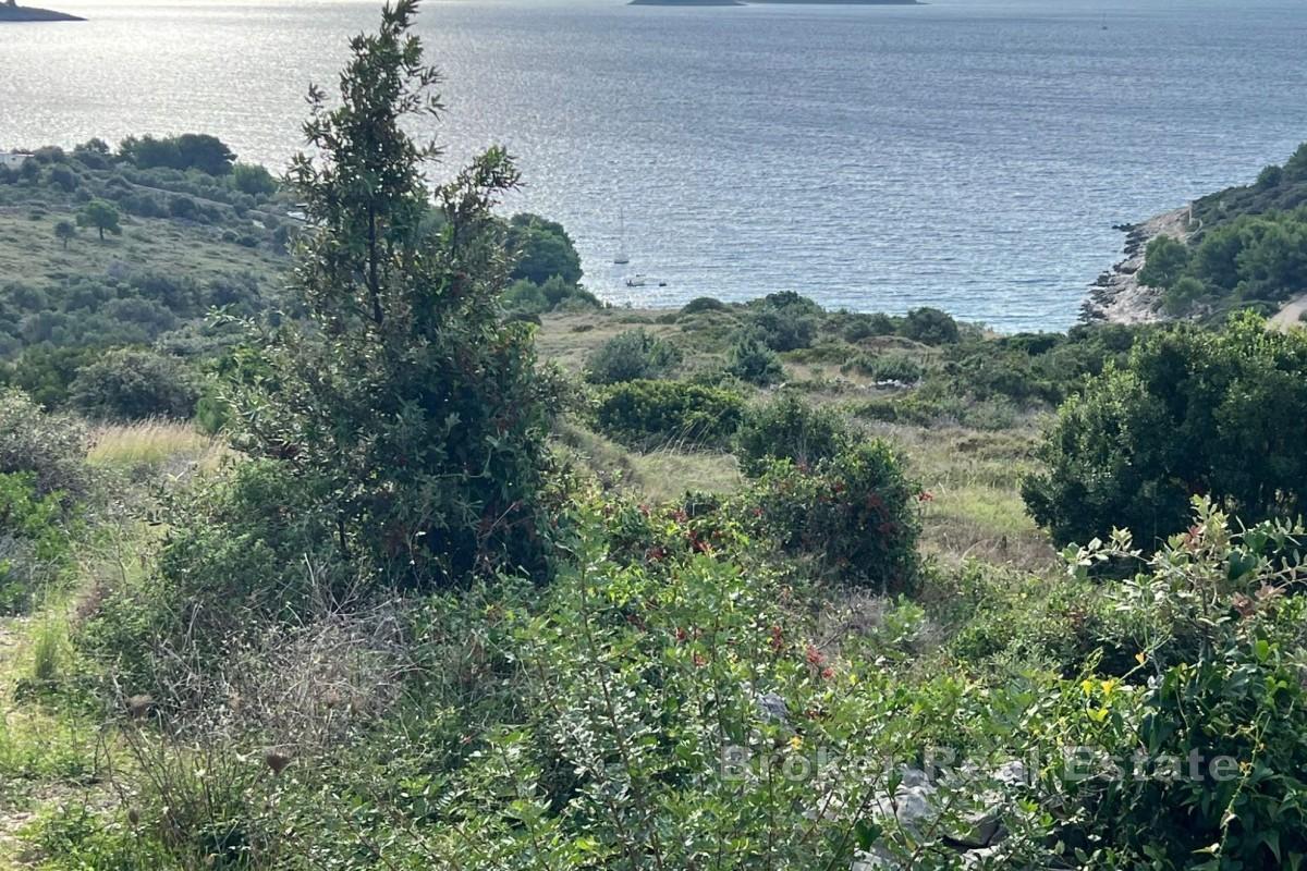 Byggtomt med projekt i första raden mot havet