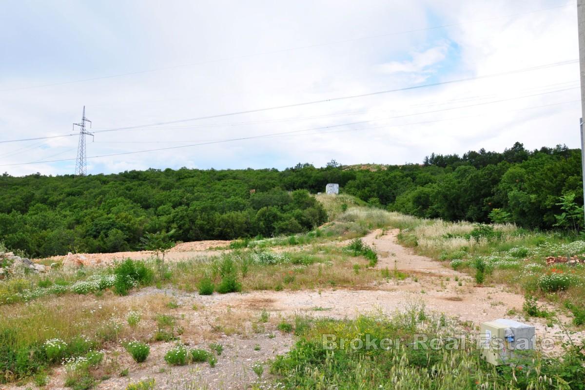 Stavební pozemek s panoramatickým výhledem a předběžným návrhem