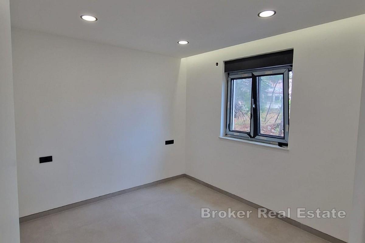 Modern tvårumslägenhet nära stranden