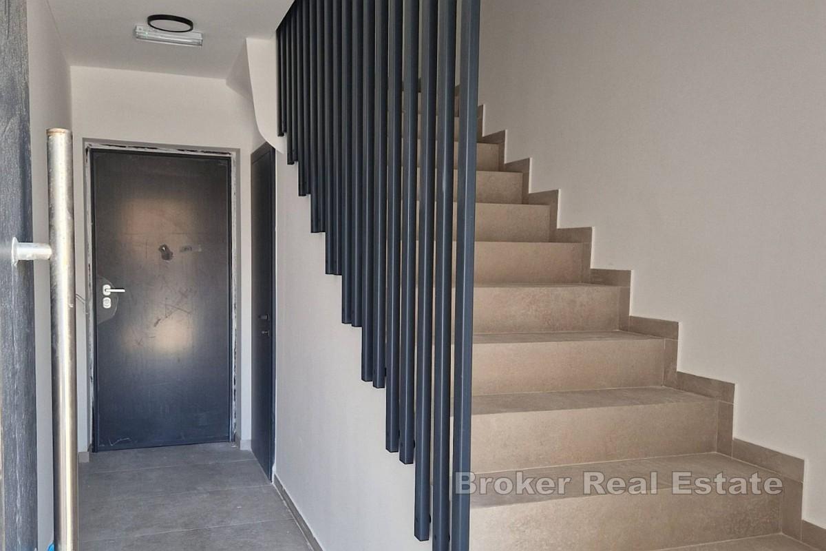 Modern tvårumslägenhet nära stranden