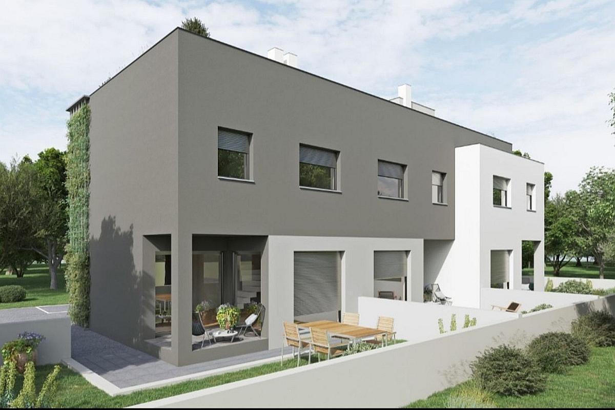 Moderne toetasjes hus med havutsikt