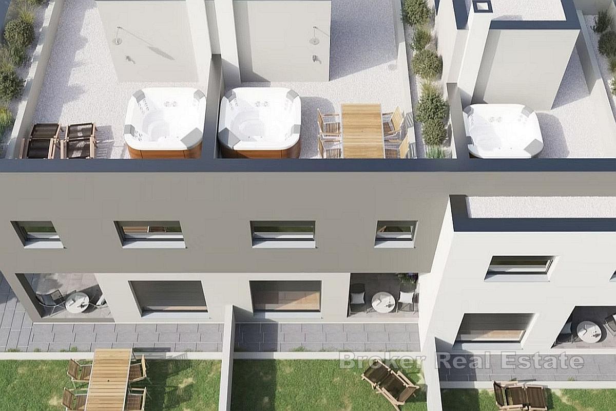 Moderne toetasjes hus med havutsikt
