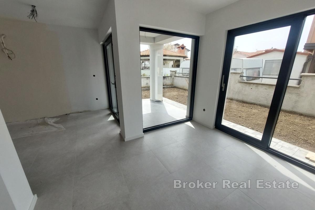 Maison moderne à deux étages avec vue sur la mer