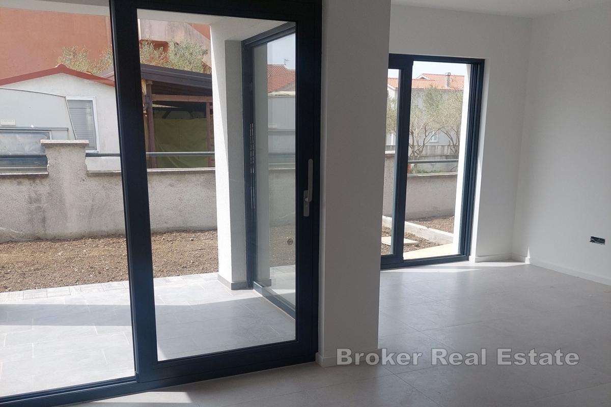 Maison moderne à deux étages avec vue sur la mer