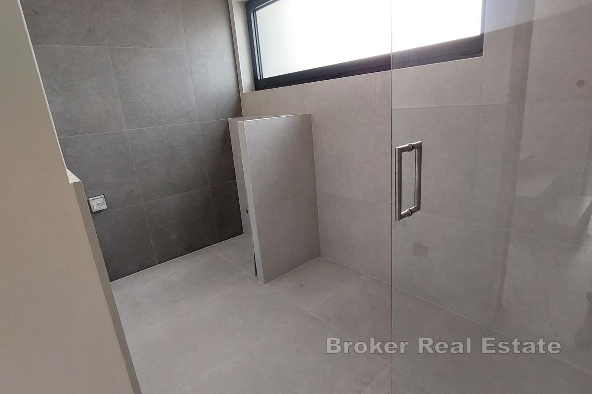 Moderne toetasjes hus med havutsikt