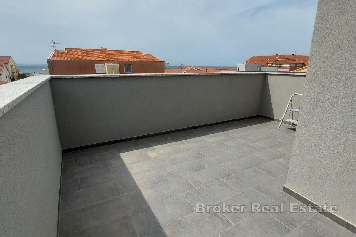 Maison moderne à deux étages avec vue sur la mer