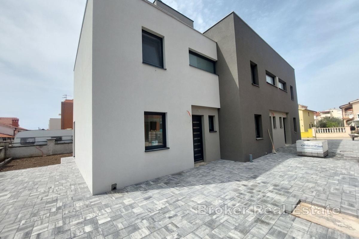 Moderne toetasjes hus med havutsikt