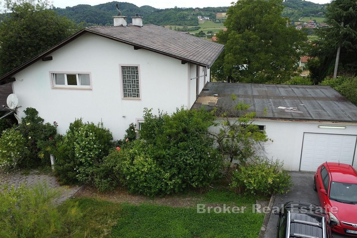 Tenuta familiare con casa e frutteto a Donja Stubica