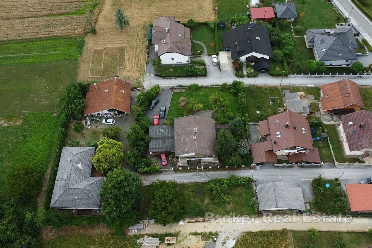 Tenuta familiare con casa e frutteto a Donja Stubica