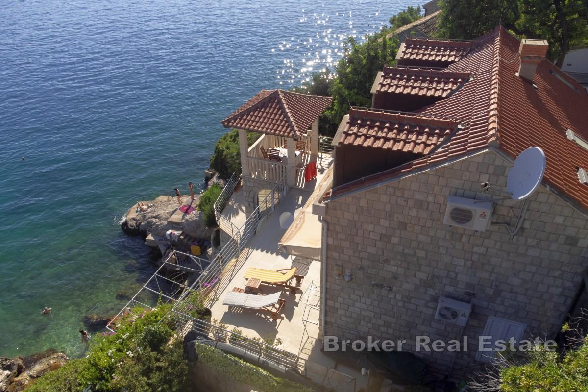 Steinhaus in erster Reihe zum Meer